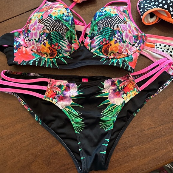 Lot of bathing Suits - Picture 2 of 9